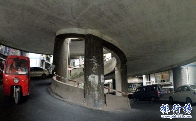 重庆最难停的停车库：国金中心地下停车库 下5层绕8圈