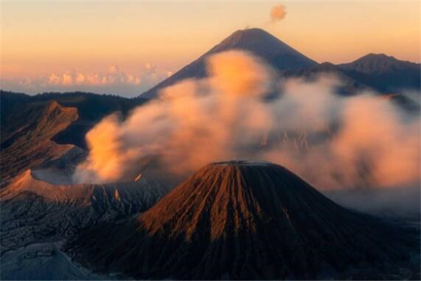世界十大超级火山 长白山火山成人气旅游地，你认识哪几座