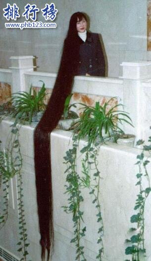 世界上最长的头发：阿萨?曼德拉头长16.7米重40斤(被压弯脊柱)