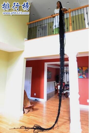 世界上最长的头发：阿萨?曼德拉头长16.7米重40斤(被压弯脊柱)